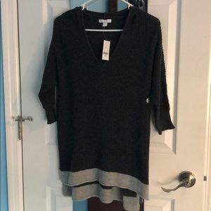 Quarter sleeve sweater w/ hood